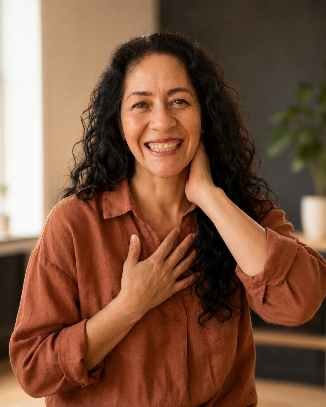 Norma Aldama, directora de Evo Solutions, sonriendo en un retrato con tonos cobre